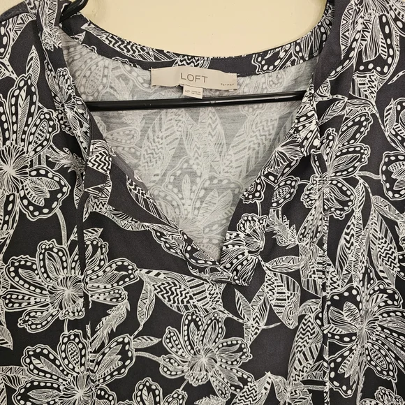 LOFT Petites MP Floral Blouse Black White Lightweight Short Sleeve V-Neck - Picture 2 of 14